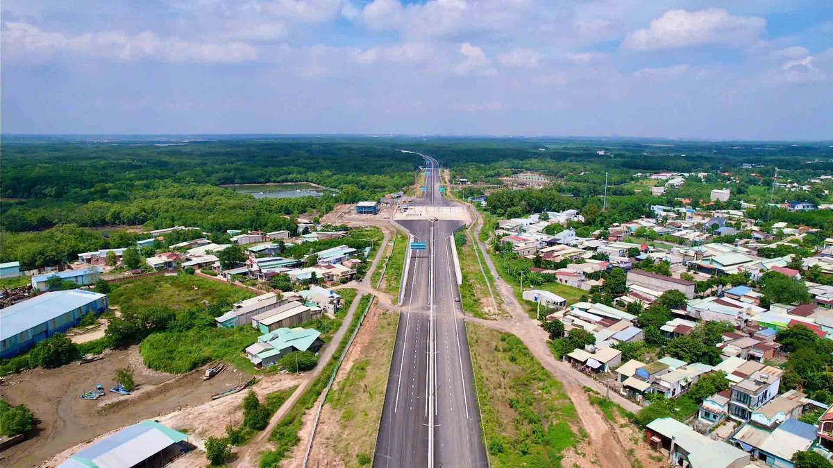 Đoạn cao tốc đi qua tỉnh Đồng Nai, khi đưa vào khai thác sẽ rút ngắn thời gian di chuyển, tuyến cao tốc góp phần thúc đẩy hoạt động thương mại, đầu tư và phát triển kinh tế khu vực, tạo ra nhiều cơ hội việc làm cho người dân.