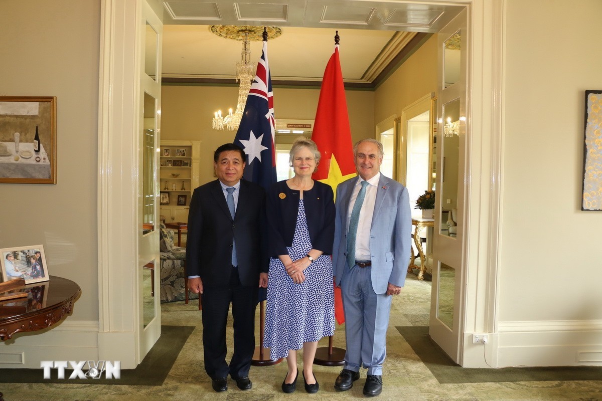 Bộ trưởng Bộ Kế hoạch và Đầu tư Việt Nam Nguyễn Chí Dũng, Bộ trưởng Bộ Thương mại và Du lịch Australia Don Farrell (ngoài cùng bên phải), Thống đốc bang Nam Australia Frances Adamson chụp ảnh lưu niệm tại hội nghị. Ảnh: TTXVN