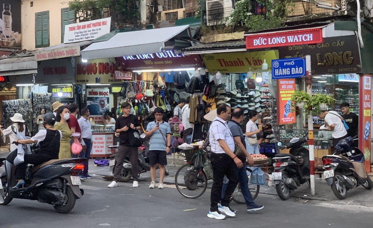 Từ thế kỷ 17 tới nay, Hàng Đào vẫn luôn là con phố sầm uất và nhộn nhịp. Ảnh: Thanh Vũ Từ thế kỷ 17 tới nay, Hàng Đào vẫn luôn là con phố sầm uất và nhộn nhịp. Ảnh: Thanh Vũ