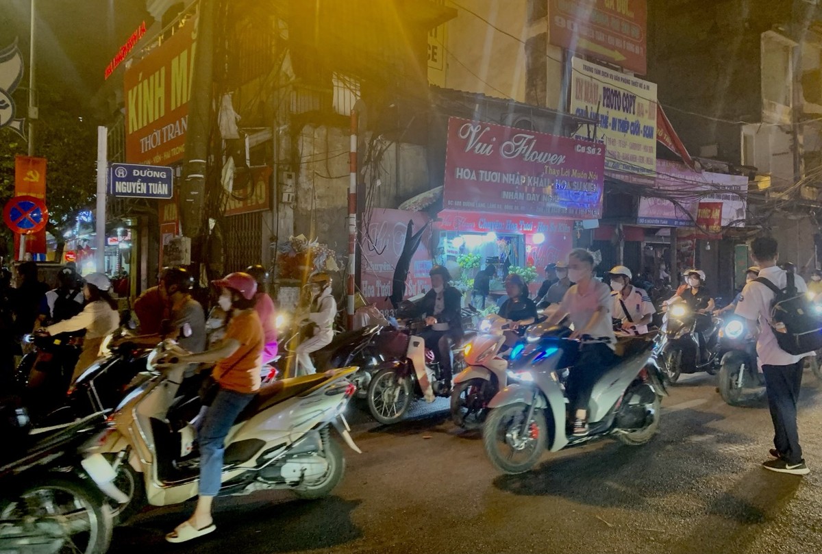 Theo chia sẻ của người dân địa phương, căn nhà bán hoa tươi ở đầu đường Nguyễn Tuân được đền bù khoảng 250 triệu đồng. Ảnh: Thanh Vũ Theo chia sẻ của người dân địa phương, căn nhà bán hoa tươi ở đầu đường Nguyễn Tuân được đền bù khoảng 250 triệu đồng. Ảnh: Thanh Vũ