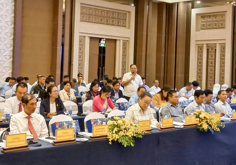 Ông Nguyễn Ngọc Sơn (đứng) Tổng giám đốc Công ty cổ phần Vitrac cho biết có thể kết nối đưa các doanh nghiệp châu Âu đến Ninh Thuận sản xuất rượu vang