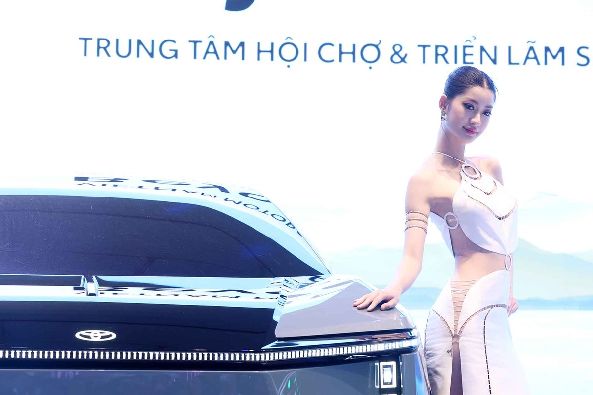 Vietnam Motor Show 2024 có 19 thương hiệu xe cùng gần 300 trăm gian hàng ngành công nghiệp phụ trợ. Trong ảnh: Người mẫu tại gian hàng của Toyota