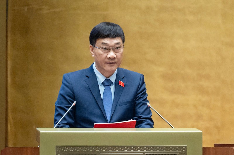 Chủ nhiệm Uỷ ban Kinh tế Vũ Hồng Thanh trình bày báo cáo thẩm tra.