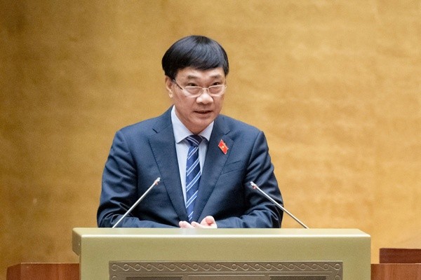 Chủ nhiệm Ủy ban Kinh tế Vũ Hồng Thanh trình bày Báo cáo kết quả giám sát chuyên đề “Việc thực hiện chính sách, pháp luật về quản lý thị trường bất động sản và phát triển nhà ở xã hội từ năm 2015 đến hết năm 2023”