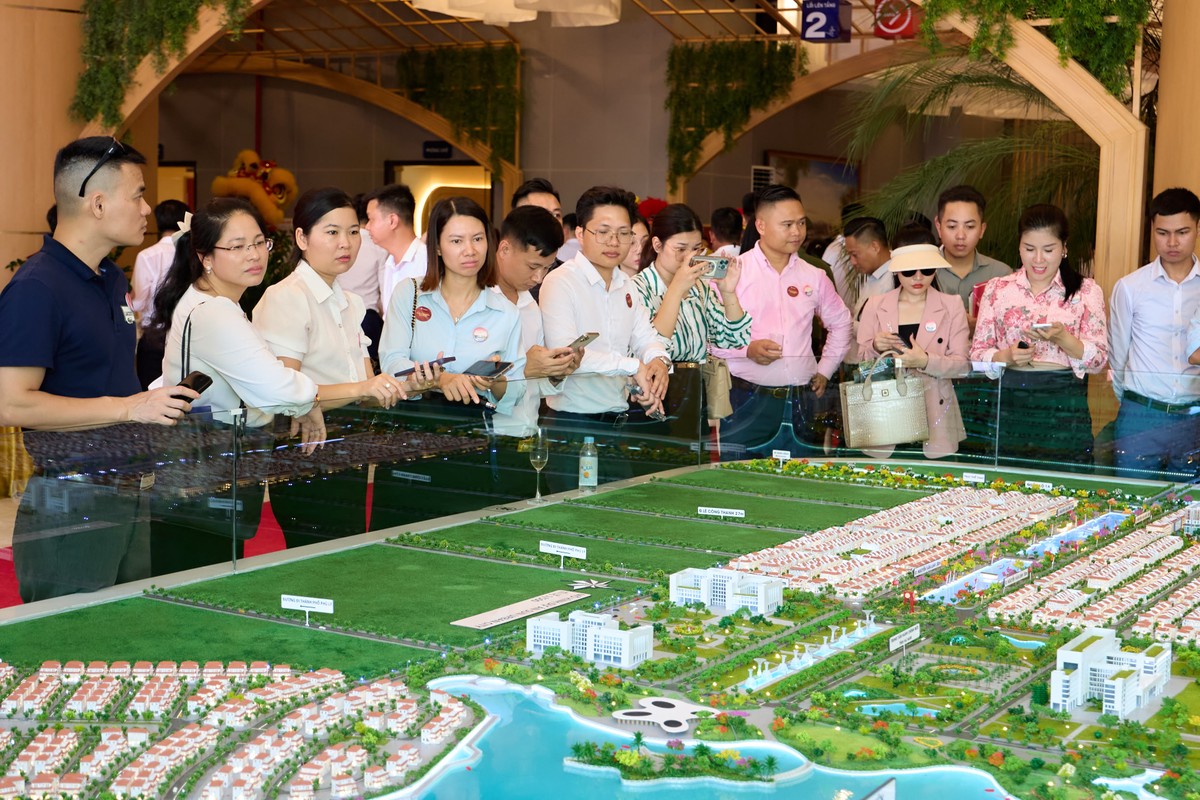 Các nhà đầu tư tham quan sa bàn dự án