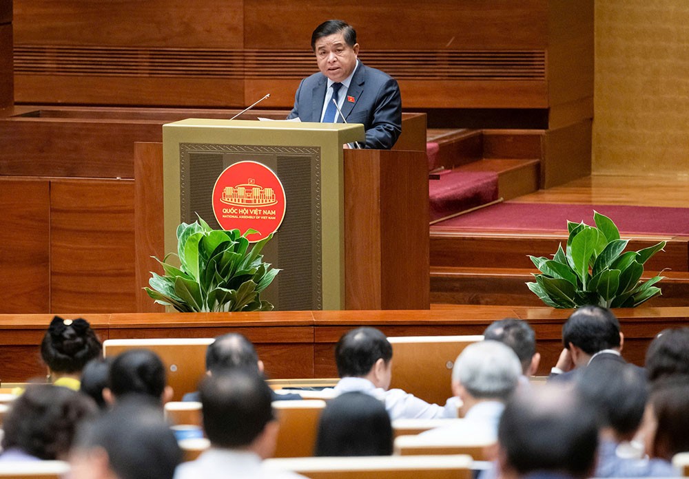 Bộ trưởng Nguyễn Chí Dũng khẳng định, Dự án Luật Đầu tư công (sửa đổi) lần này thể hiện sâu sắc tinh thần đột phá, cải cách, phân cấp, phân quyền theo phương châm “địa phương quyết, địa phương làm, địa phương chịu trách nhiệm”. Bộ trưởng Nguyễn Chí Dũng khẳng định, Dự án Luật Đầu tư công (sửa đổi) lần này thể hiện sâu sắc tinh thần đột phá, cải cách, phân cấp, phân quyền theo phương châm “địa phương quyết, địa phương làm, địa phương chịu trách nhiệm”.