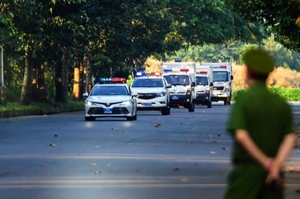 Đoàn xe áp giải Trương Mỹ Lan cùng các bị cáo khác đến tòa sáng 4/11. (Ảnh: Anh Tú)