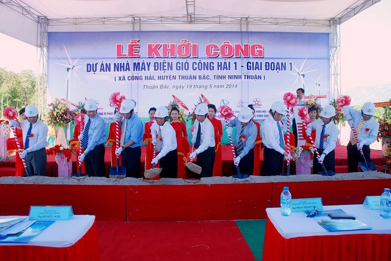 Dự án Nhà máy điện gió Công Hải 1, giai đoạn 1 đã được khởi công vào ngày 19/5/2014, do Tổng công ty Công nghiệp Sài Gòn (CNS), Tổng công ty Phát điện 2 (EVN Genco 2) và Công ty cổ phần Kinh doanh điện lực TP.HCM làm chủ đầu tư. Ảnh: Tạp chí Công Thương.