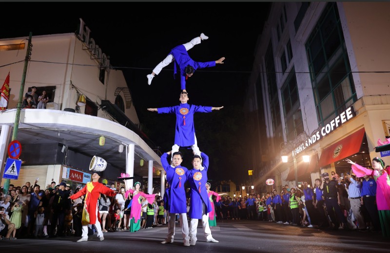 Lễ Diễu hành thu hút đông đảo người dân và du khách. Lễ Diễu hành thu hút đông đảo người dân và du khách.