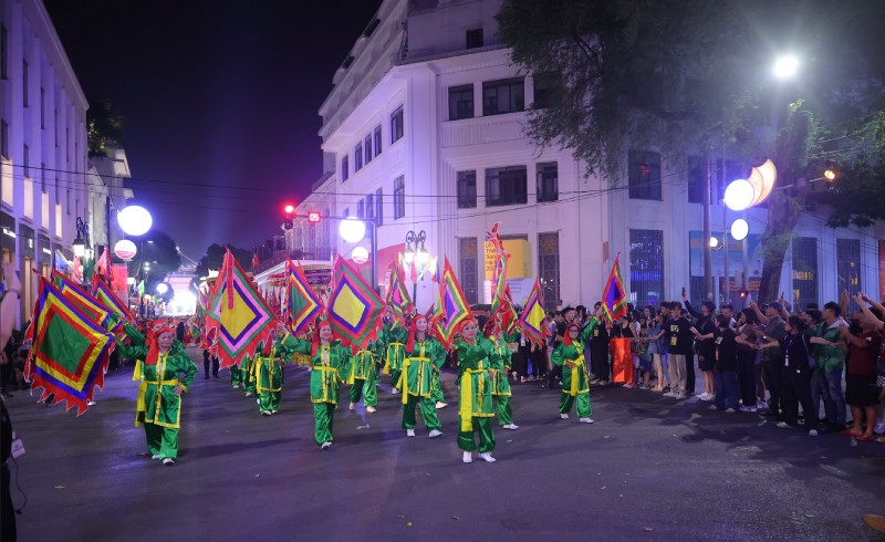 Lễ Diễu hành thu hút đông đảo người dân và du khách. Lễ Diễu hành thu hút đông đảo người dân và du khách.