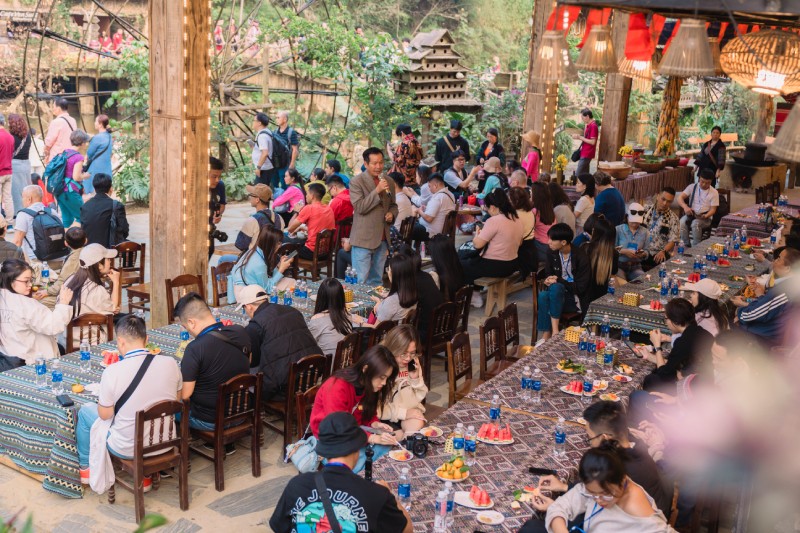 Các đại biểu khám phá, trải nghiệm tại Bản Cát Cát.