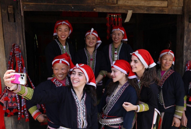 Hóa thân thành những cô gái, chàng trai Dao Đỏ.