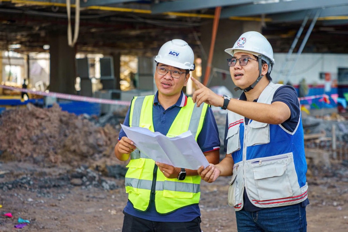 Các kỹ sư ngày đêm trên công trình nhằm đảm bảo tiến độ.