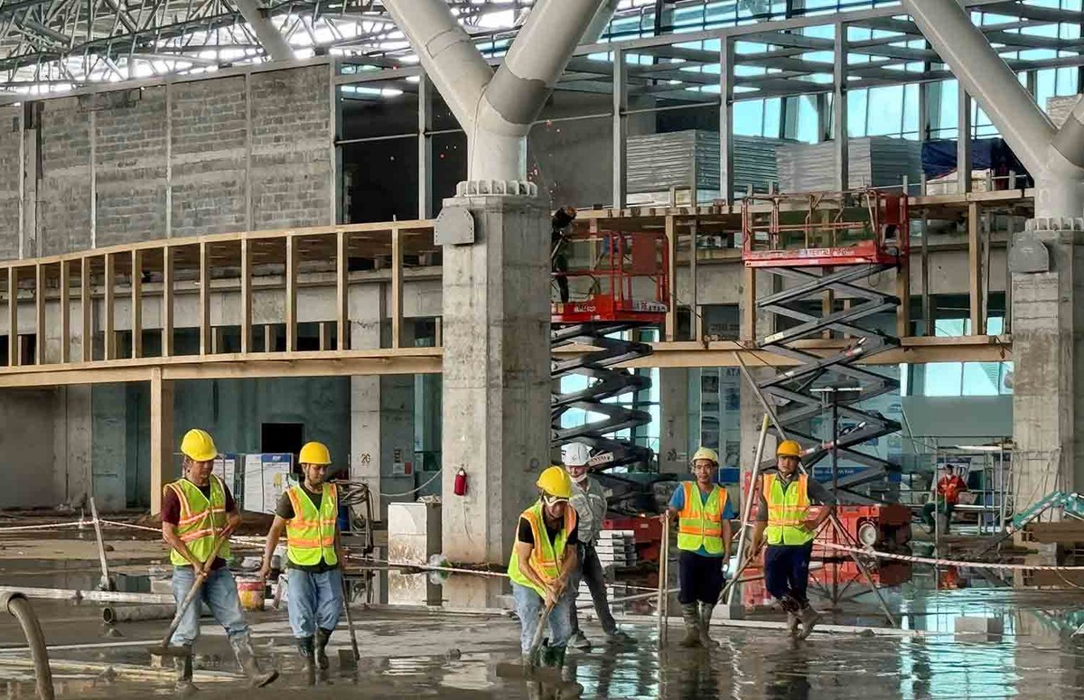 Những hạng mục quan trọng đang được công nhân hoàn thành.