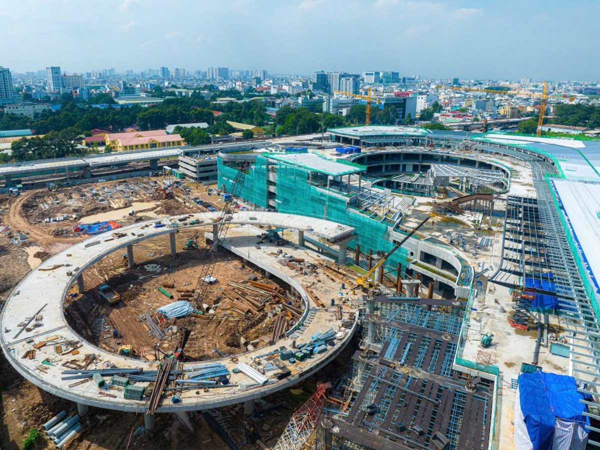 Đối với phần kiến trúc, các nhà thầu đã hoàn thành hạng mục kết cấu thép mái đúng tiến độ. Phần mái nhôm đã hoàn thành thi công mái lớp 1, lớp 2 và đang thi công hoàn thiện mái nhôm Kalzip, đạt 40%. Dự kiến các lớp mái Nhà ga sẽ hoàn thành trong tháng 12/2024…