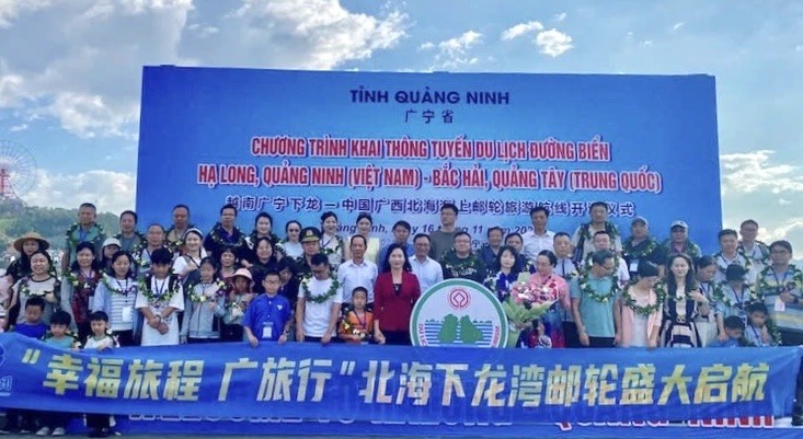 Lãnh đạo tỉnh Quảng Ninh chụp ảnh lưu niệm cùng đoàn khách Trung Quốc.