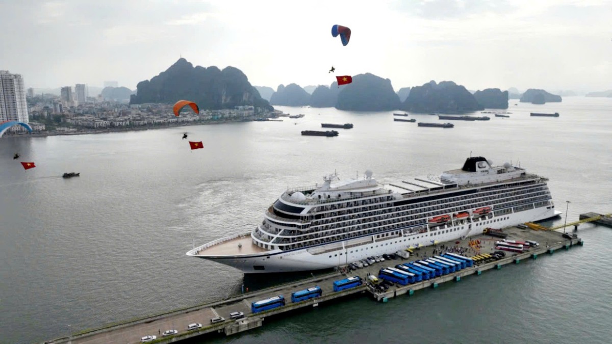 Ngày 21/10, tàu biển du lịch quốc tế Viking Orion cập Cảng tàu khách quốc tế Hạ Long đưa vị khách 3 triệu tới Quảng Ninh.