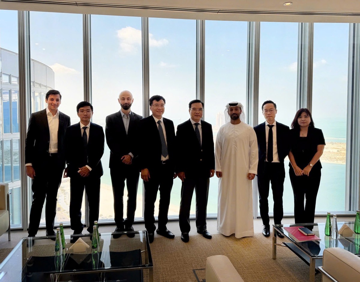 Đoàn công tác chụp hình lưu niệm