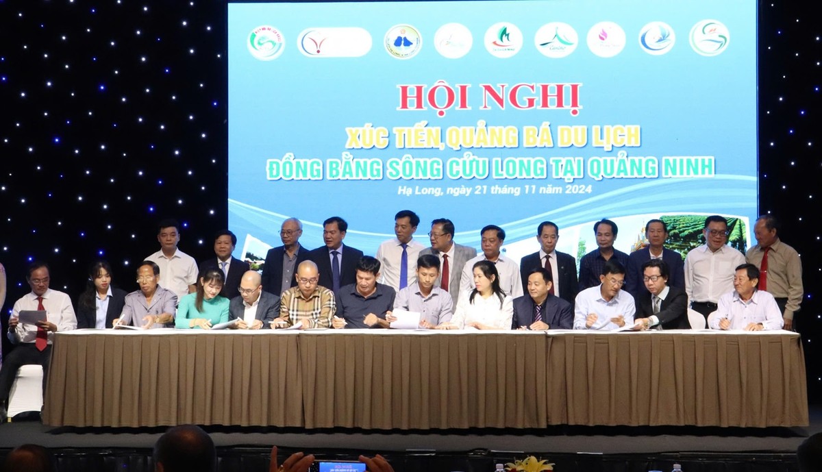 Đại diện Hiệp hội du lịch du lịch, các doanh nghiệp du lịch các tỉnh, thành Đồng bằng sông Cửu Long và đại diện Hiệp hội du lịch, các doanh nghiệp du lịch tỉnh, thành phía Bắc đã ký bản ghi nhớ liên kết, hợp tác kinh doanh du lịch. Ảnh: Hoàng Quỳnh