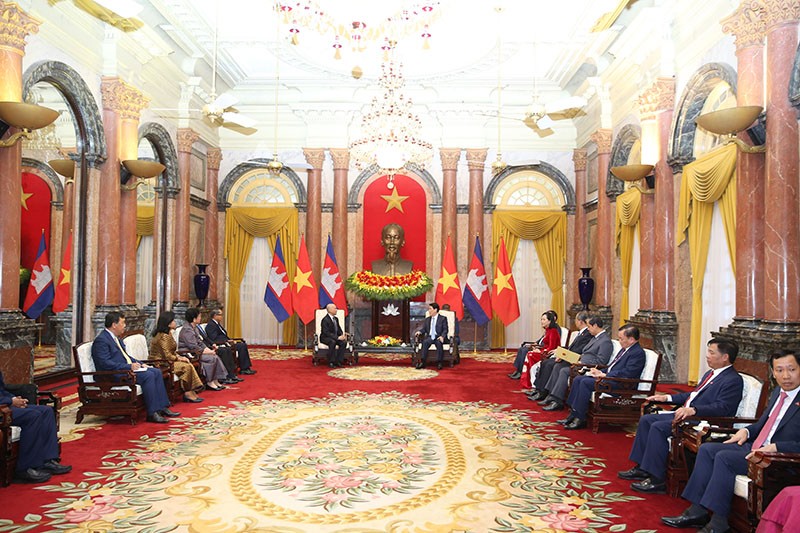 Các cuộc hội đàm, hội kiến trong chuyến thăm sẽ góp phần làm sâu sắc hơn mối quan hệ Việt Nam - Campuchia theo phương châm “Láng giềng tốt đẹp, hữu nghị truyền thống, hợp tác toàn diện, bền vững lâu dài”. Các cuộc hội đàm, hội kiến trong chuyến thăm sẽ góp phần làm sâu sắc hơn mối quan hệ Việt Nam - Campuchia theo phương châm “Láng giềng tốt đẹp, hữu nghị truyền thống, hợp tác toàn diện, bền vững lâu dài”.