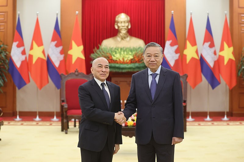 Tổng Bí thư Tô Lâm nhiệt liệt chào mừng Quốc vương Norodom Sihamoni sang thăm Việt Nam. Ảnh: Đức Thanh