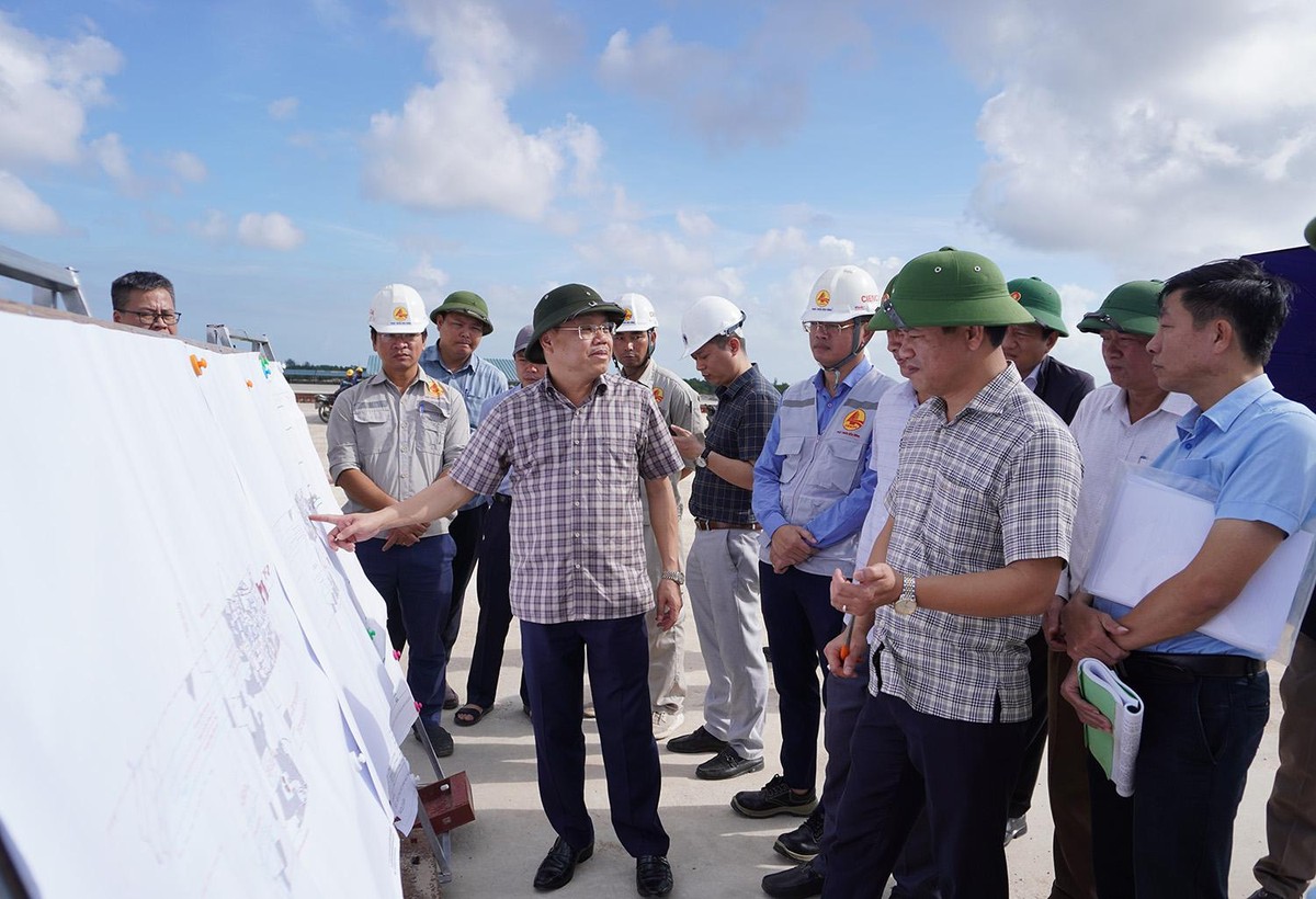 Phó chủ tịch UBND tỉnh Quảng Trị Lê Đức Tiến (chỉ tay sa bàn) trao đổi về tiến độ với đại diện nhà đầu tư.