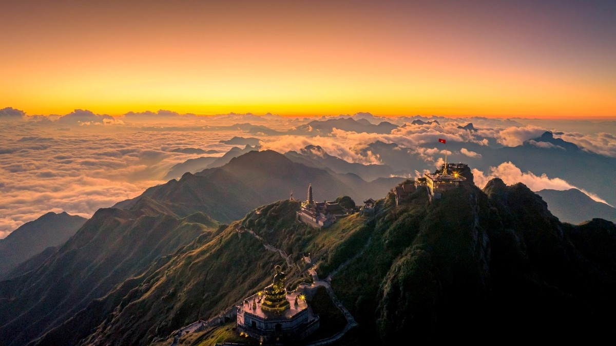 Núi non trùng điệp nhìn từ đỉnh Fansipan (Ảnh: Minh Tú) Núi non trùng điệp nhìn từ đỉnh Fansipan (Ảnh: Minh Tú)