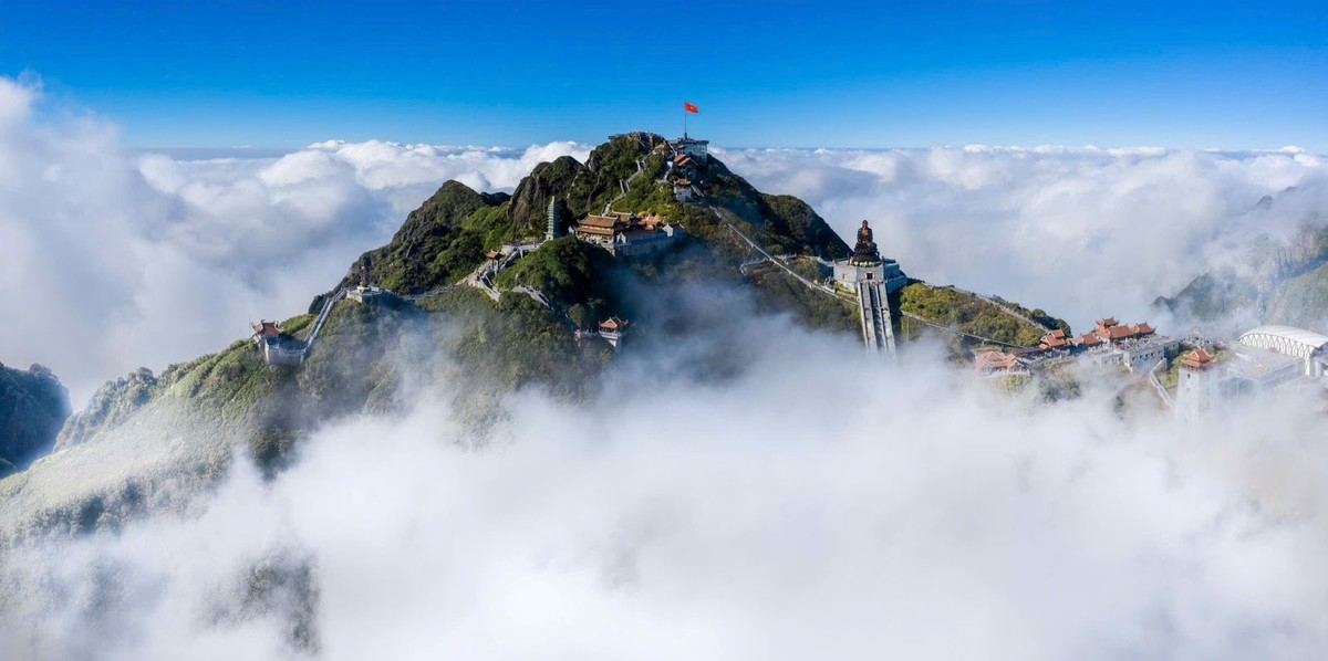 Nắng lên, từ đỉnh núi Fansipan, du khách có thể thu vào tầm mắt cả biển trời xanh ngắt và biển mây trắng bồng bềnh đến tận chân trời. (Ảnh: Minh Tú) Nắng lên, từ đỉnh núi Fansipan, du khách có thể thu vào tầm mắt cả biển trời xanh ngắt và biển mây trắng bồng bềnh đến tận chân trời. (Ảnh: Minh Tú)