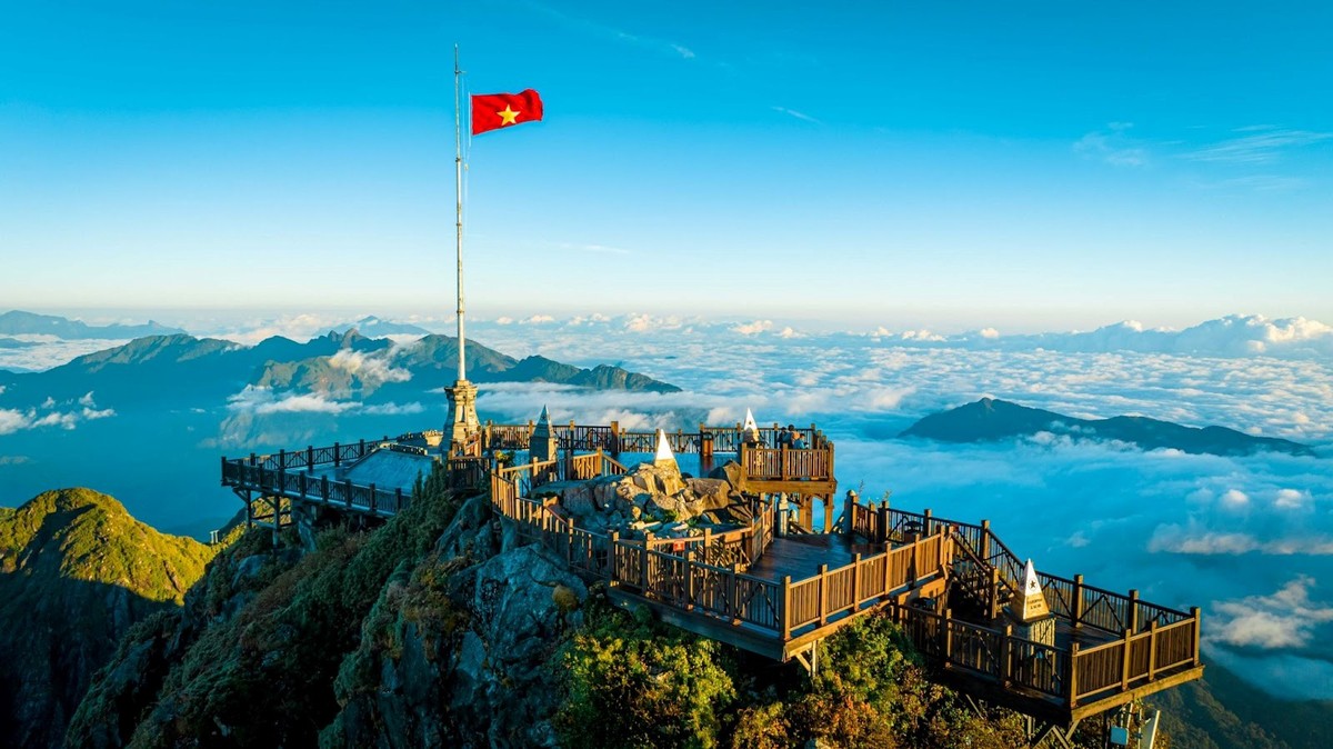 Mỗi sáng, tại kỳ đài cao nhất của Việt Nam, lá cờ đỏ sao vàng được đội nghi thức trang trọng kéo lên, tung bay đầy kiêu hãnh trên “nóc nhà Đông Dương”. (Ảnh: Minh Tú) Mỗi sáng, tại kỳ đài cao nhất của Việt Nam, lá cờ đỏ sao vàng được đội nghi thức trang trọng kéo lên, tung bay đầy kiêu hãnh trên “nóc nhà Đông Dương”. (Ảnh: Minh Tú)