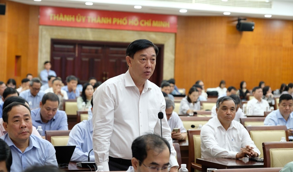 Ông Nguyễn Hoàng Hải, Giám đốc Sở Tài chính TP.HCM báo cáo tại phiên họp. Ảnh: Trọng Tín.