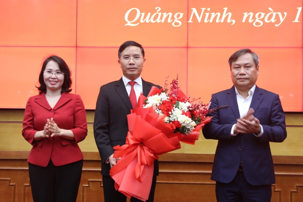 Thường trực Tỉnh ủy tặng hoa chúc mừng ông Phạm Đức Ấn, Phó Bí thư Tỉnh ủy Quảng Ninh.