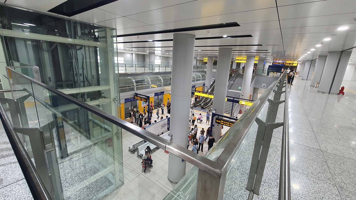 Vách ngăn bằng kính để đảm bảo an toàn di chuyển cho hành khách.