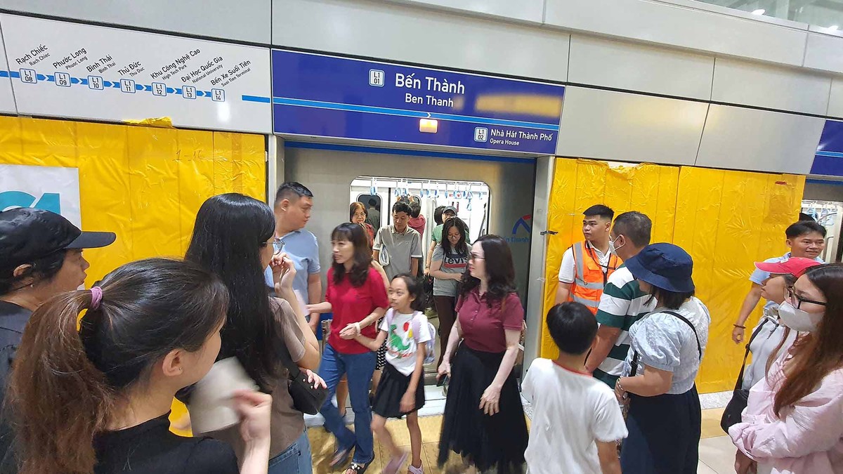 Từ ngày 22 tháng 12 năm 2024, vé đi tàu điện Metro số 1 Bến Thành - Suối Tiên sẽ có giá dao động từ 6.000 đồng đến 20.000 đồng tùy theo quãng đường. Cụ thể, nếu mua vé bằng tiền mặt, giá vé sẽ từ 7.000 đồng đến 20.000 đồng; còn nếu thanh toán bằng hình thức không dùng tiền mặt, giá vé sẽ từ 6.000 đồng đến 19.000 đồng.