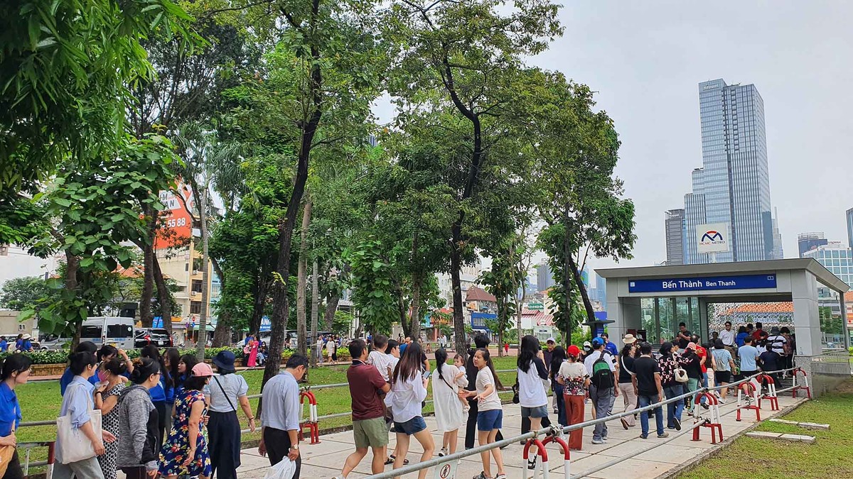 Trước khi vận hành chính thức, người dân được trải nghiệm khám phá tuyến Metro số 1.