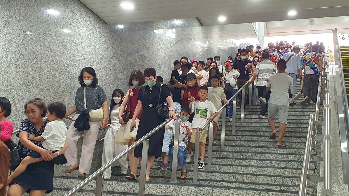 Đông đảo người dân xuống Ga háo hức xuống Ga ngầm Bến Thành để trải nghiệm hành trình.
