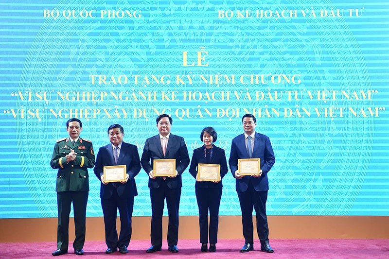 Đại tướng Phan Văn Giang trao tặng kỷ niệm chương "Vì sự nghiệp xây dựng Quân đội nhân dân Việt Nam". Ảnh: Trọng Hải