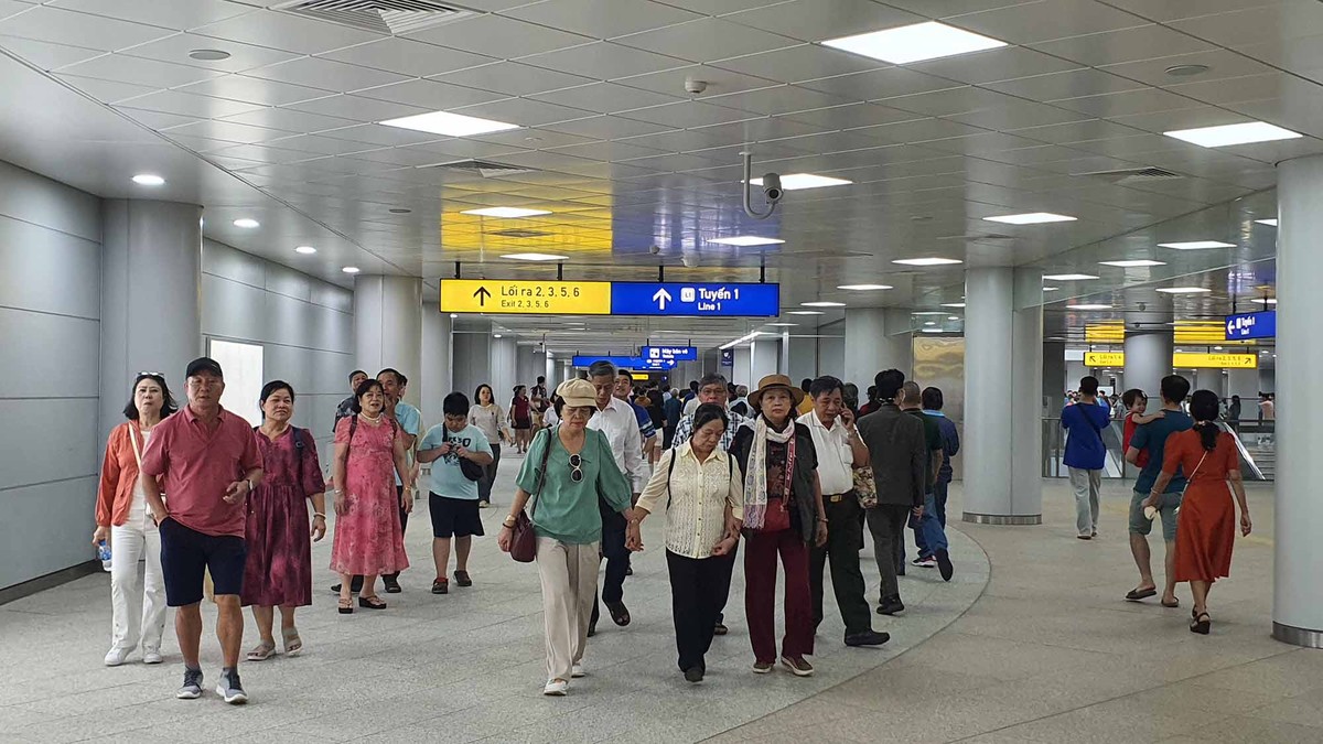 Lối di chuyển rộng, ở độ sâu 32m giúp hành khách đi lại thoải mái.