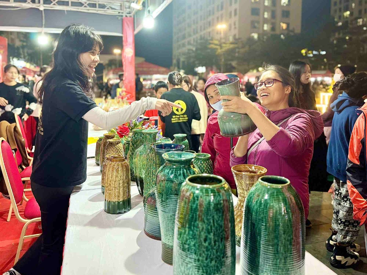 Chương trình thu hút đông đảo người dân tới mua sắm. Ảnh: Linh Nguyễn