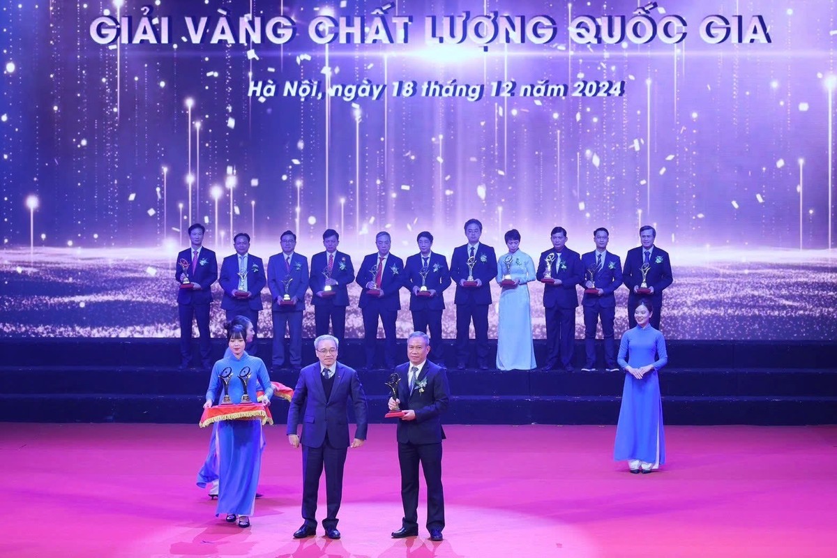 Đại diện Nhà máy thức ăn chăn nuôi C.P. Tiền Giang nhận Cúp vàng VNQA tại chương trình Đại diện Nhà máy thức ăn chăn nuôi C.P. Tiền Giang nhận Cúp vàng VNQA tại chương trình