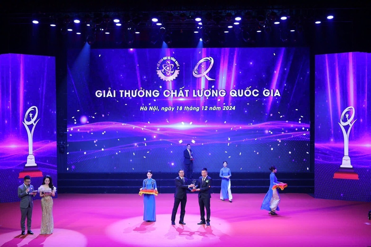 Một đại diện của nhà máy C.P. Việt Nam nhận Giải thưởng chất lượng quốc gia tại chương trình. Một đại diện của nhà máy C.P. Việt Nam nhận Giải thưởng chất lượng quốc gia tại chương trình.