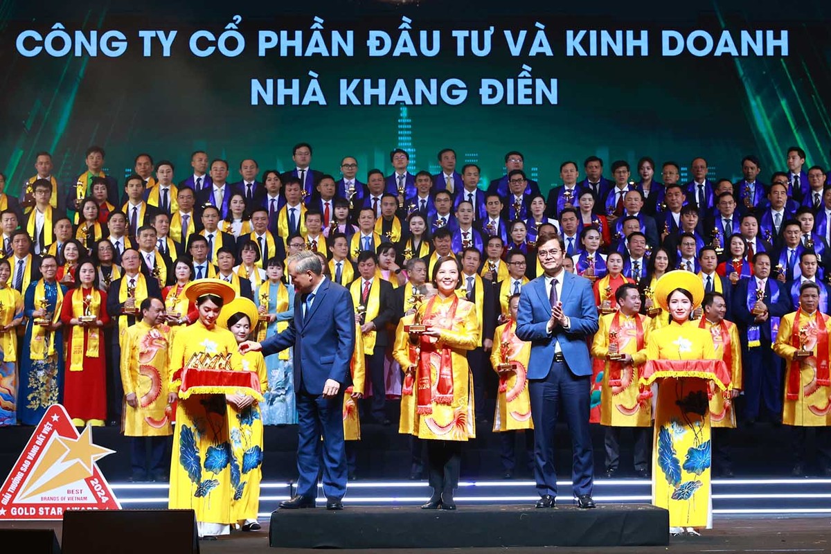 Phó thủ tướng thường trực Nguyễn Hòa Bình và Bí thư thứ nhất Trung ương Đoàn Bùi Quang Huy trao Top 10 Sao Vàng đất Việt 2024 cho Công ty cổ phần Đầu tư và Kinh doanh Nhà Khang Điền (KHANG ĐIỀN).