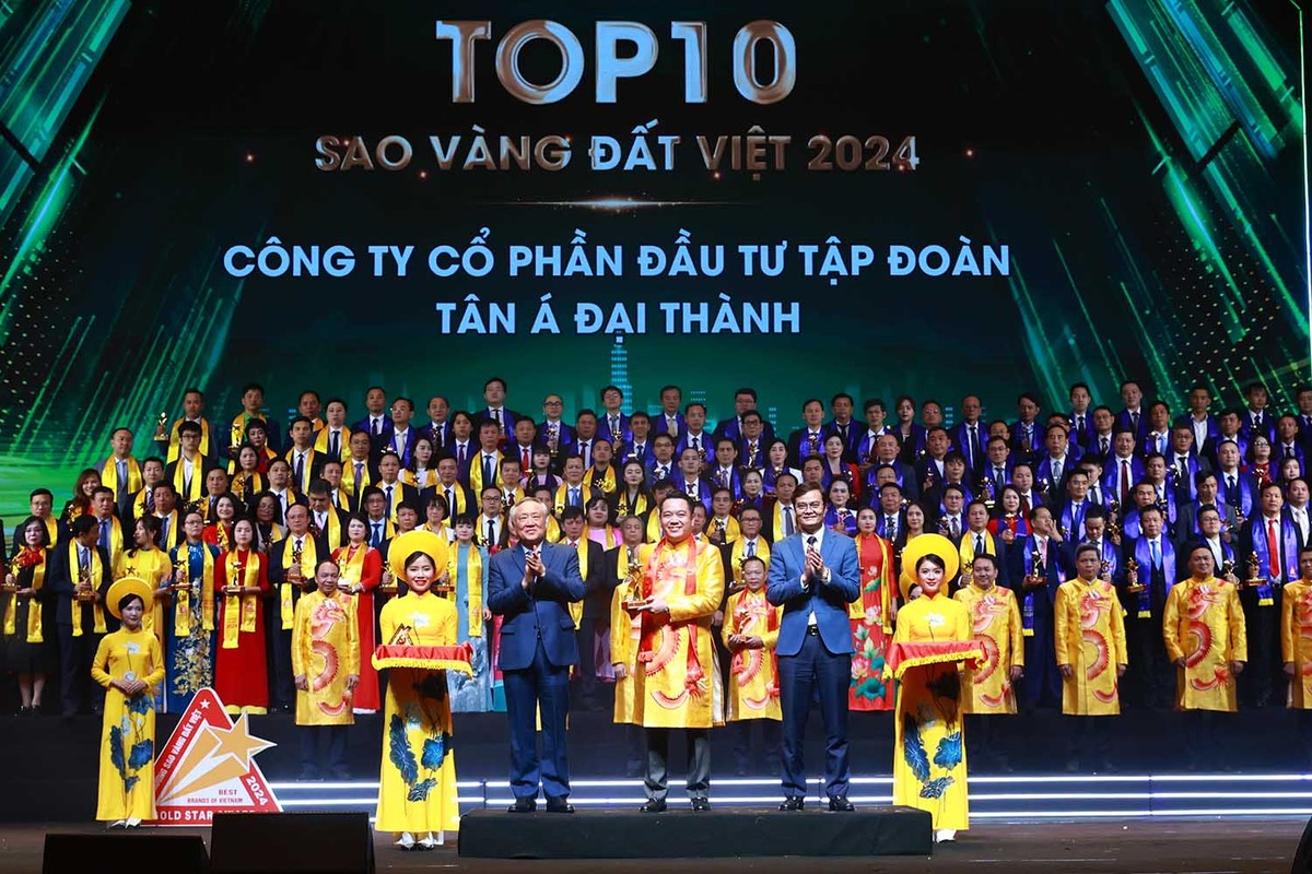 Phó thủ tướng thường trực Nguyễn Hòa Bình và Bí thư thứ nhất Trung ương Đoàn Bùi Quang Huy trao Top 10 Sao Vàng đất Việt 2024 cho Công ty cổ phần Đầu tư Tập đoàn Tân Á Đại Thành.