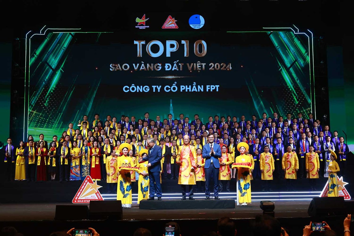 Phó thủ tướng thường trực Nguyễn Hòa Bình và Bí thư thứ nhất Trung ương Đoàn Bùi Quang Huy trao Top 10 Sao Vàng đất Việt 2024 cho Công ty cổ phần FPT (FPT).