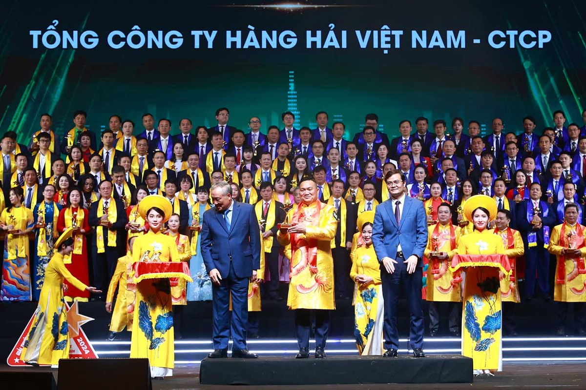Phó thủ tướng thường trực Nguyễn Hòa Bình và Bí thư thứ nhất Trung ương Đoàn Bùi Quang Huy trao Top 10 Sao Vàng đất Việt 2024 cho Tổng công ty Hàng hải Việt Nam - CTCP (VIMC).