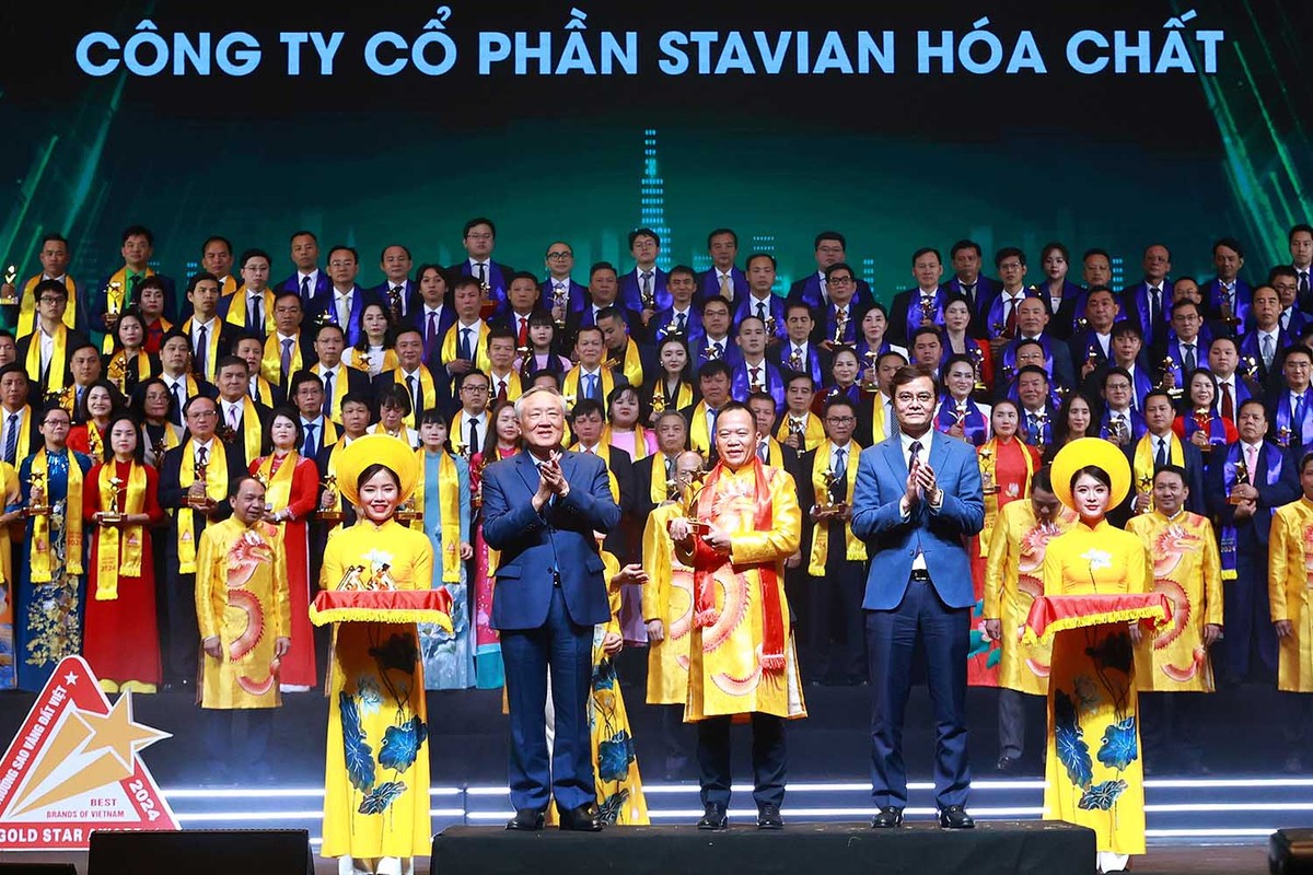 Phó thủ tướng thường trực Nguyễn Hòa Bình và Bí thư thứ nhất Trung ương Đoàn Bùi Quang Huy trao Top 10 Sao Vàng đất Việt 2024 cho Công ty cổ phần Stavian Hóa chất (STAVIAN CHEMICAL).