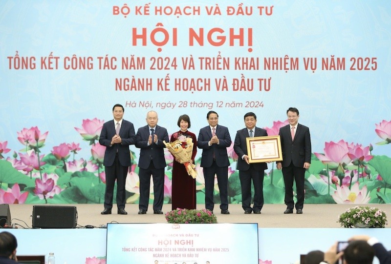 Thủ tướng Chính phủ Phạm Minh Chính trao Huân chương Lao động hạng Ba cho Bộ Kế hoạch và Đầu tư. Ảnh: Đức Thanh