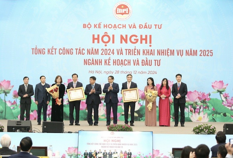 Thủ tướng Phạm Minh Chính trao Huân chương Lao động hạng Nhì cho 2 đơn vị là Vụ Lao động, Văn hóa, Xã hội và Vụ Tài chính tiền tệ. Ảnh: Đức Thanh