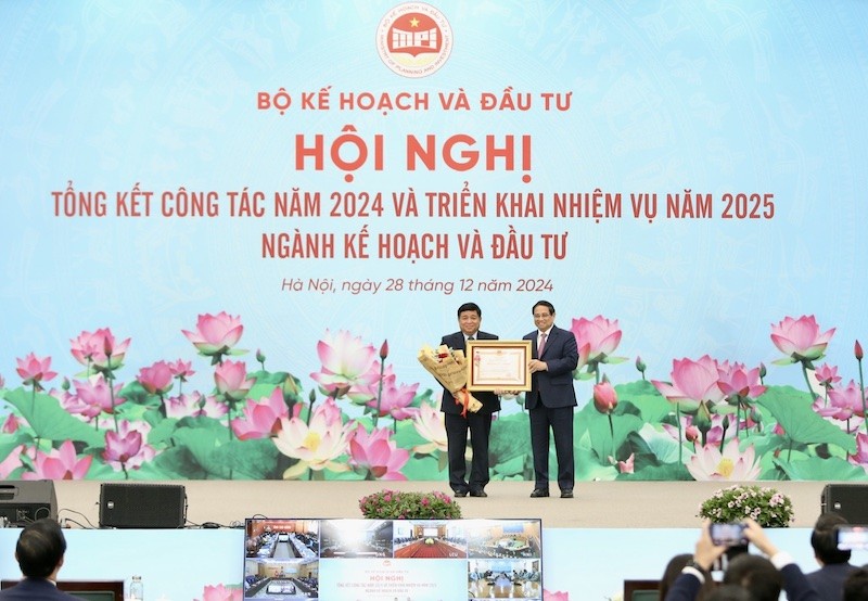 Thủ tướng Phạm Minh Chính trao Huân chương Lao động hạng Nhất cho Bộ trưởng Bộ Kế hoạch và Đầu tư Nguyễn Chí Dũng. Ảnh: Đức Thanh