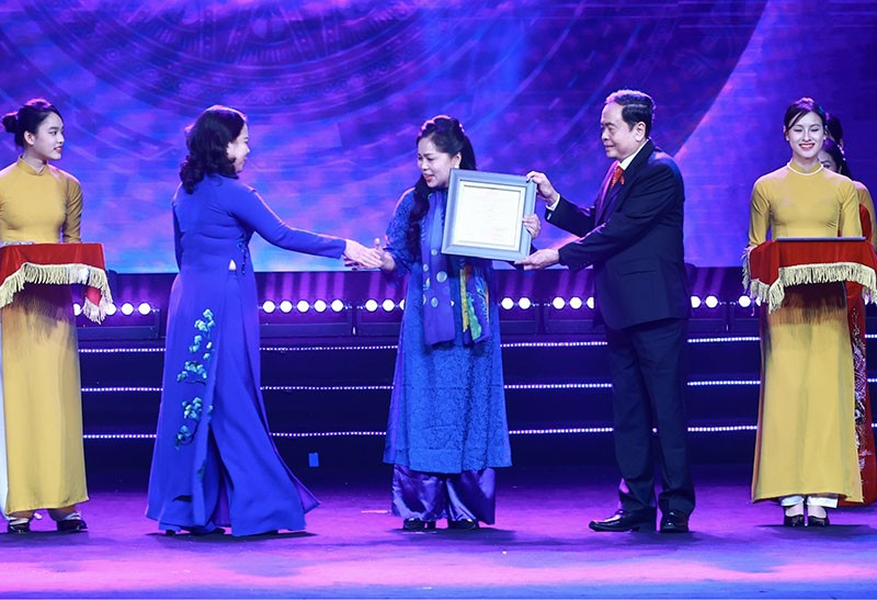 Nhà báo Nguyễn Thúy Hòa, Báo Đầu tư nhận bằng khen, kỷ niệm chương từ các vị lãnh đạo. Ảnh: Chí Cường