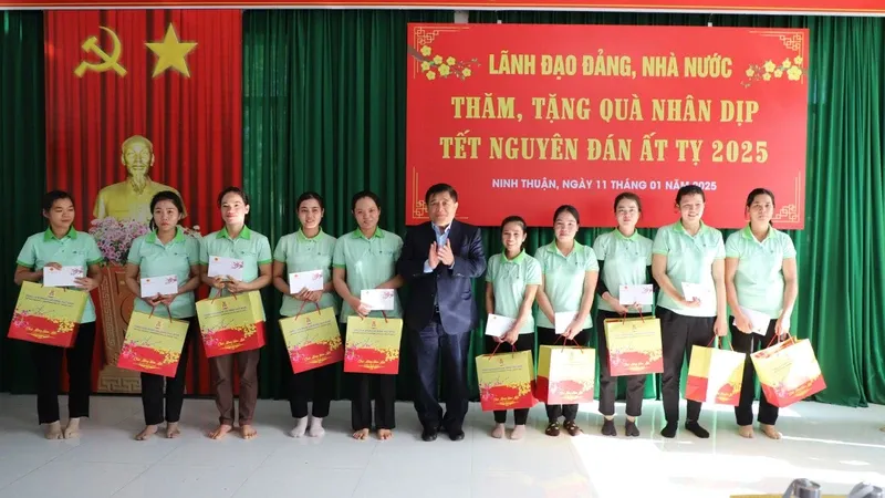 Bộ trưởng Kế hoạch và Đầu tư Nguyễn Chí Dũng tặng quà cho công nhân, người lao động có hoàn cảnh khó khăn trong Khu công nghiệp Thành Hải, tỉnh Ninh Thuận. Bộ trưởng Kế hoạch và Đầu tư Nguyễn Chí Dũng tặng quà cho công nhân, người lao động có hoàn cảnh khó khăn trong Khu công nghiệp Thành Hải, tỉnh Ninh Thuận.